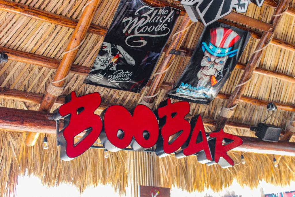 Cartel de Boo Bar debajo de su techo de palapa en el Malecón de Rocky Point