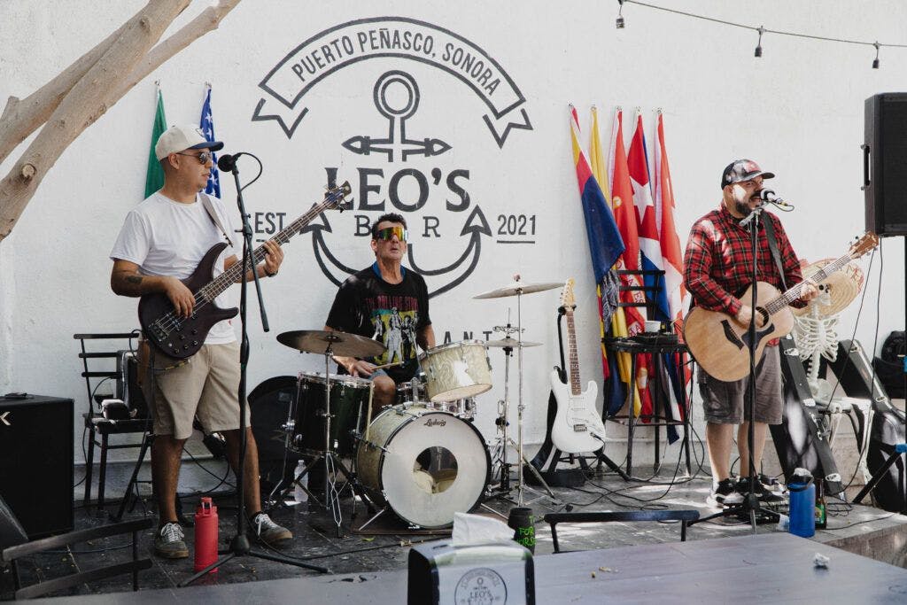 Una banda en vivo tocando en el escenario del Leo's Bar en Puerto Peñasco