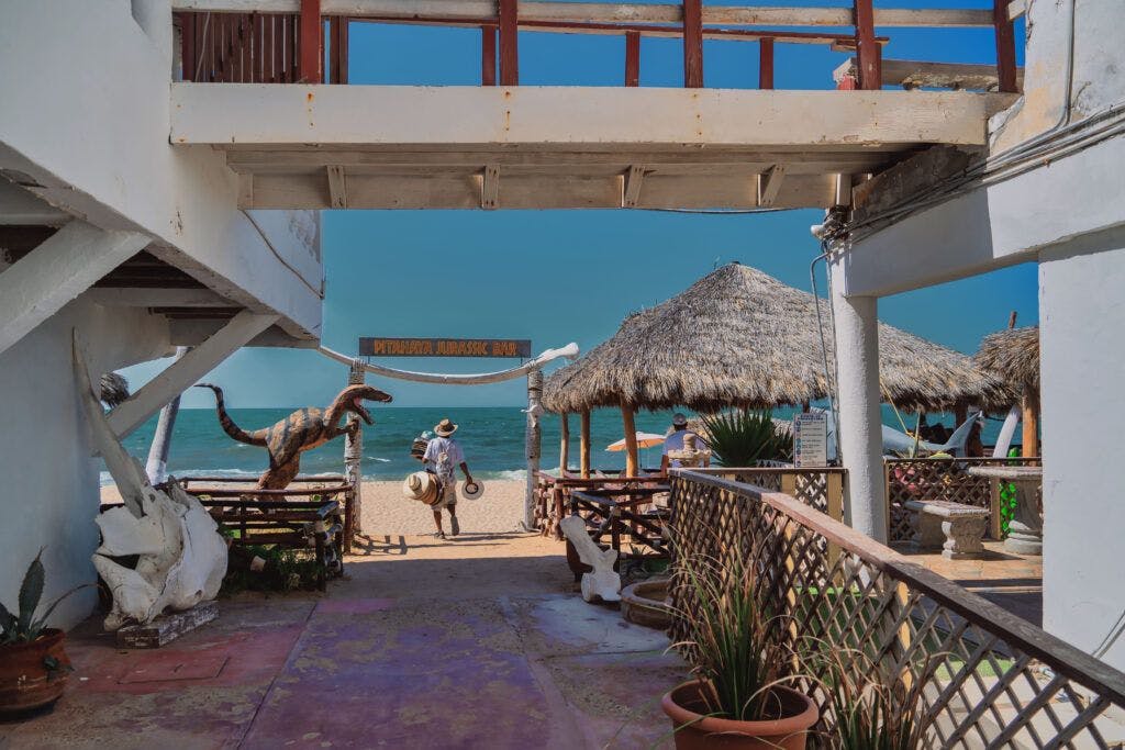 Entrada a la playa y palapa en Pitaya Bar en Puerto Peñasco