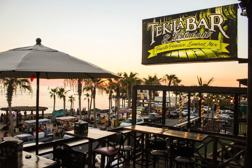 Terraza del Tekila Bar y cartel con vistas al paseo marítimo de Rocky Point