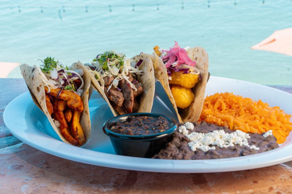 Local frente al mar de JJ's Cantina en Cholla Bay