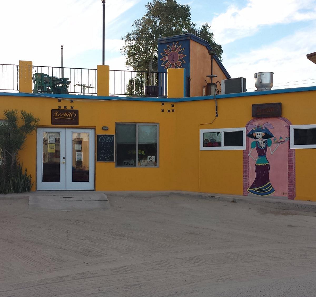 Exterior amarillo del Xochitl's Café en Bahía Cholla